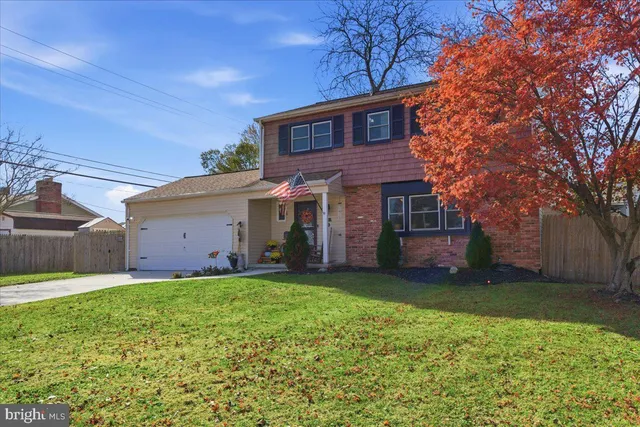 a view of a yard in front of house