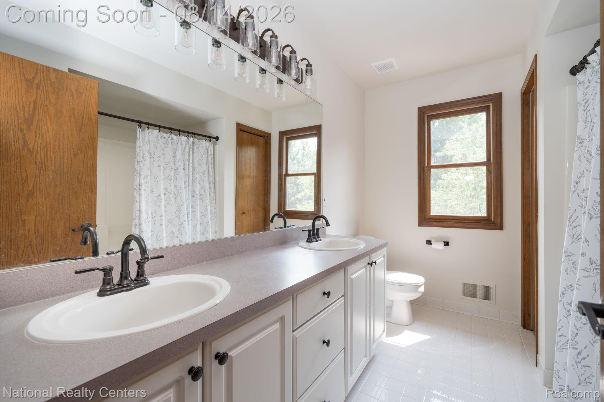3813 Kaeleaf Road Lake Orion, MI 48360 - Photo 35 of 65 Upper level full bath