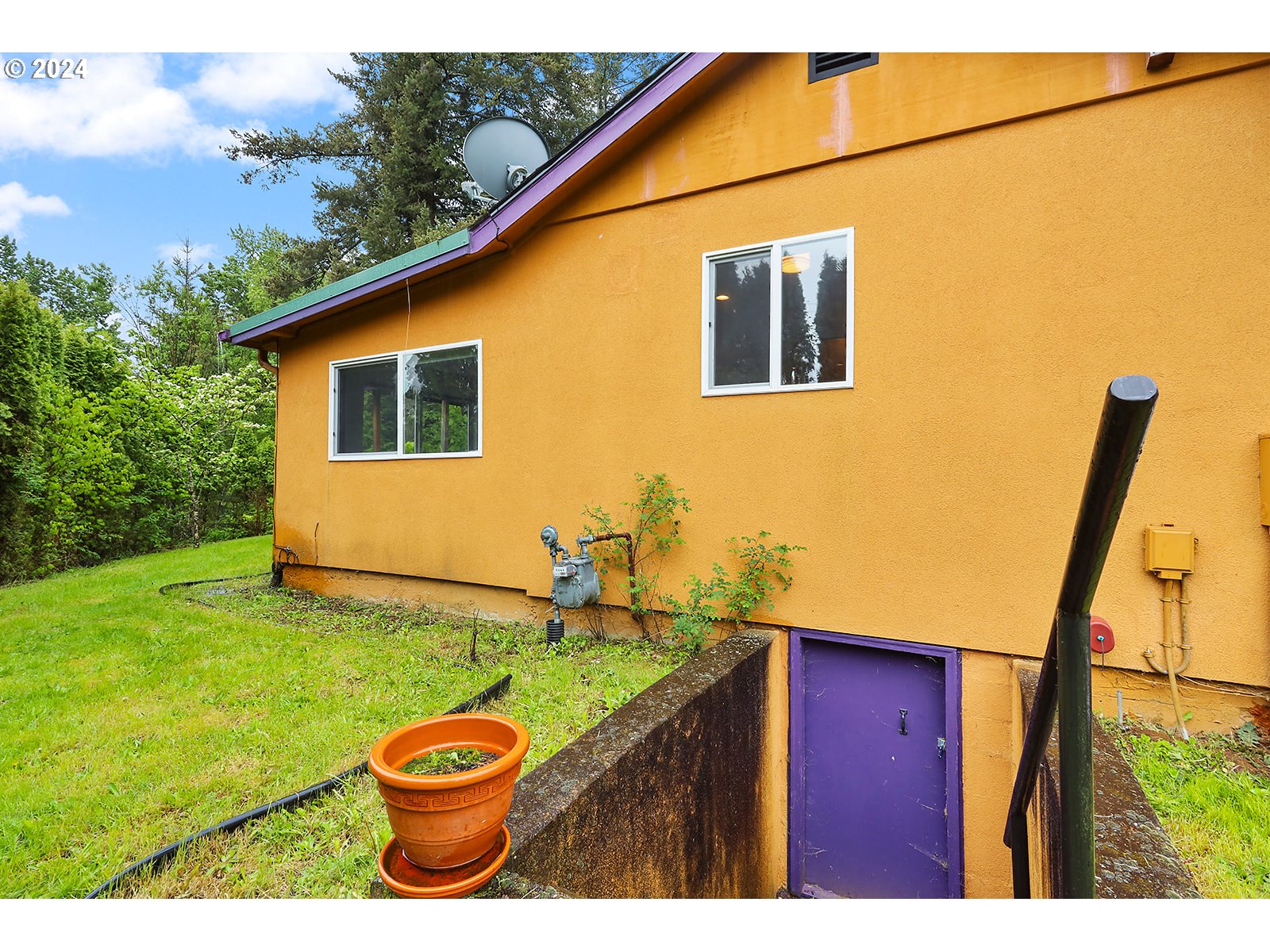 6972 East Loop Road Stevenson, WA 98648 - Photo 42 of 48 a view of a backyard with table and chairs