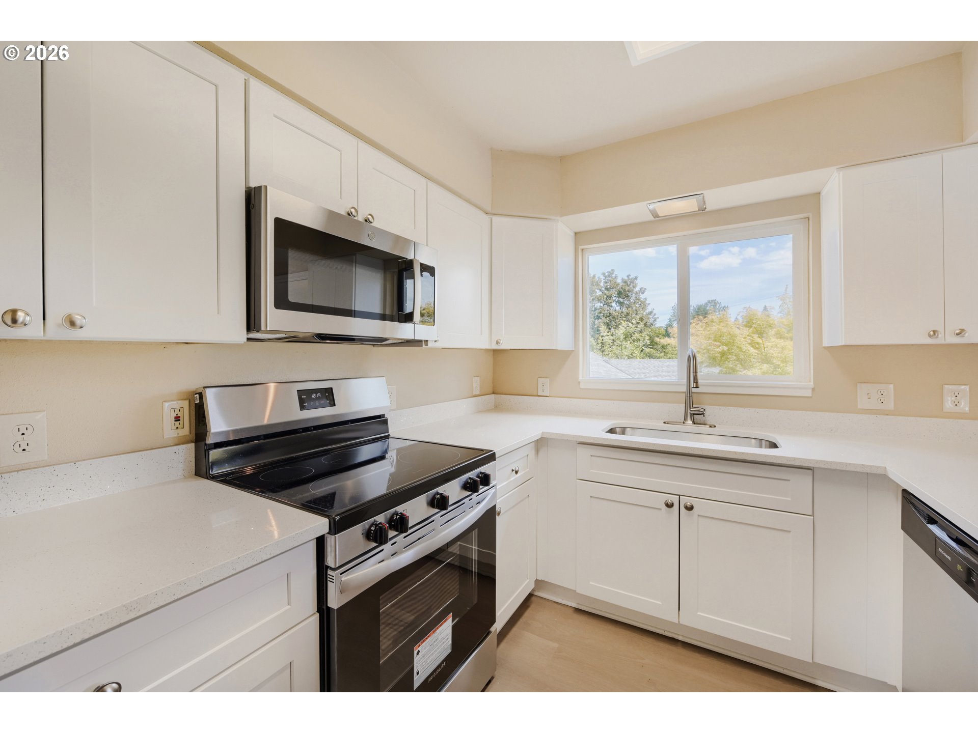10244 Southwest 40th Avenue Portland, OR 97219 - Photo 10 of 38