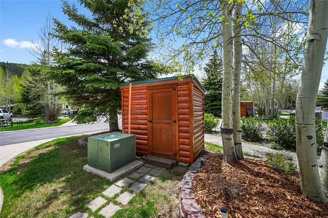 a view of a water fountain in front of a building