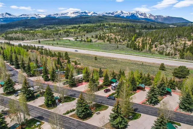 a sign that is sitting on a brick wall