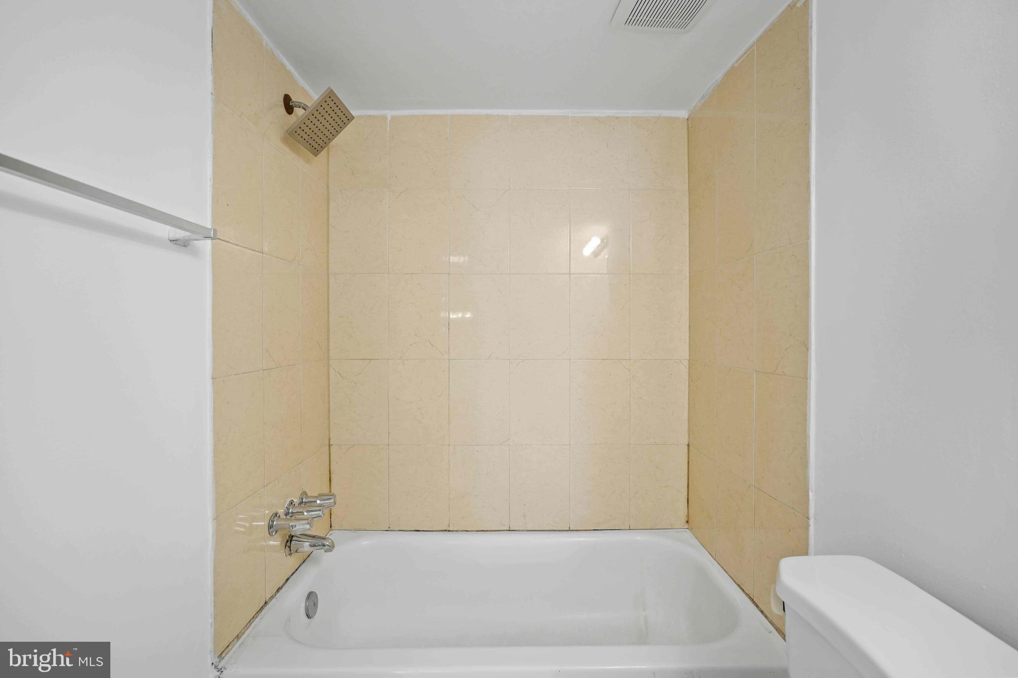 106 Duvall Lane, Unit 43 Gaithersburg, MD 20877 - Photo 23 of 38 a bathroom with a bathtub and toilet