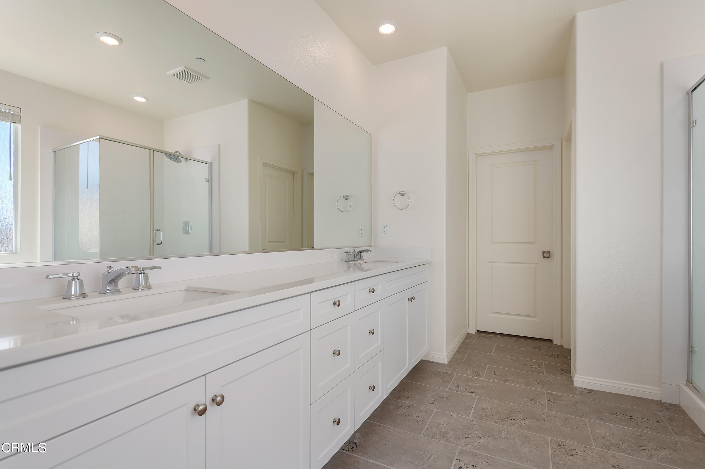 438 Lisbon Place Santa Paula, CA 93060 - Photo 13 of 24 a spacious bathroom with double sink and a large mirror