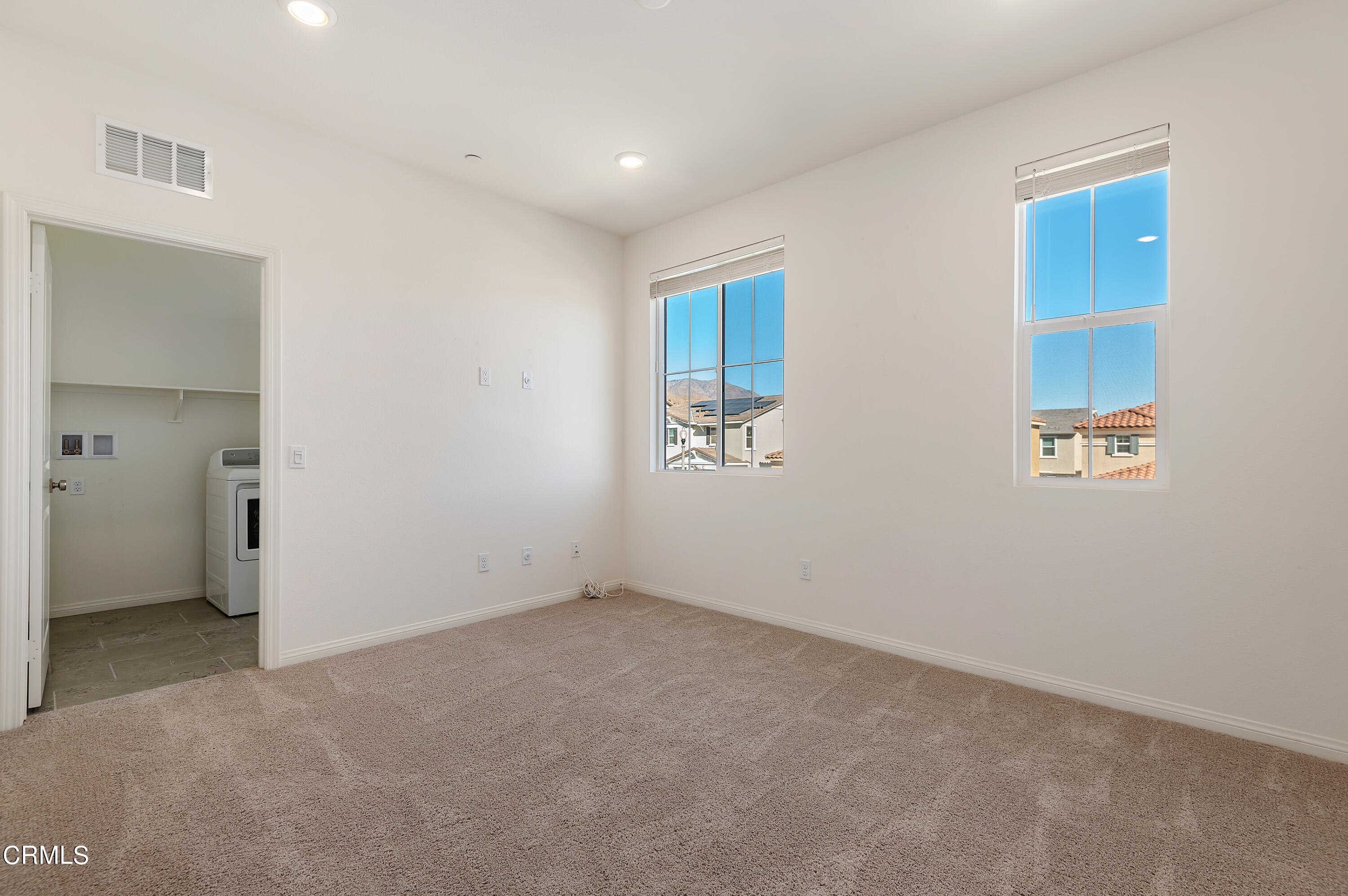 438 Lisbon Place Santa Paula, CA 93060 - Photo 16 of 24 an empty room with windows