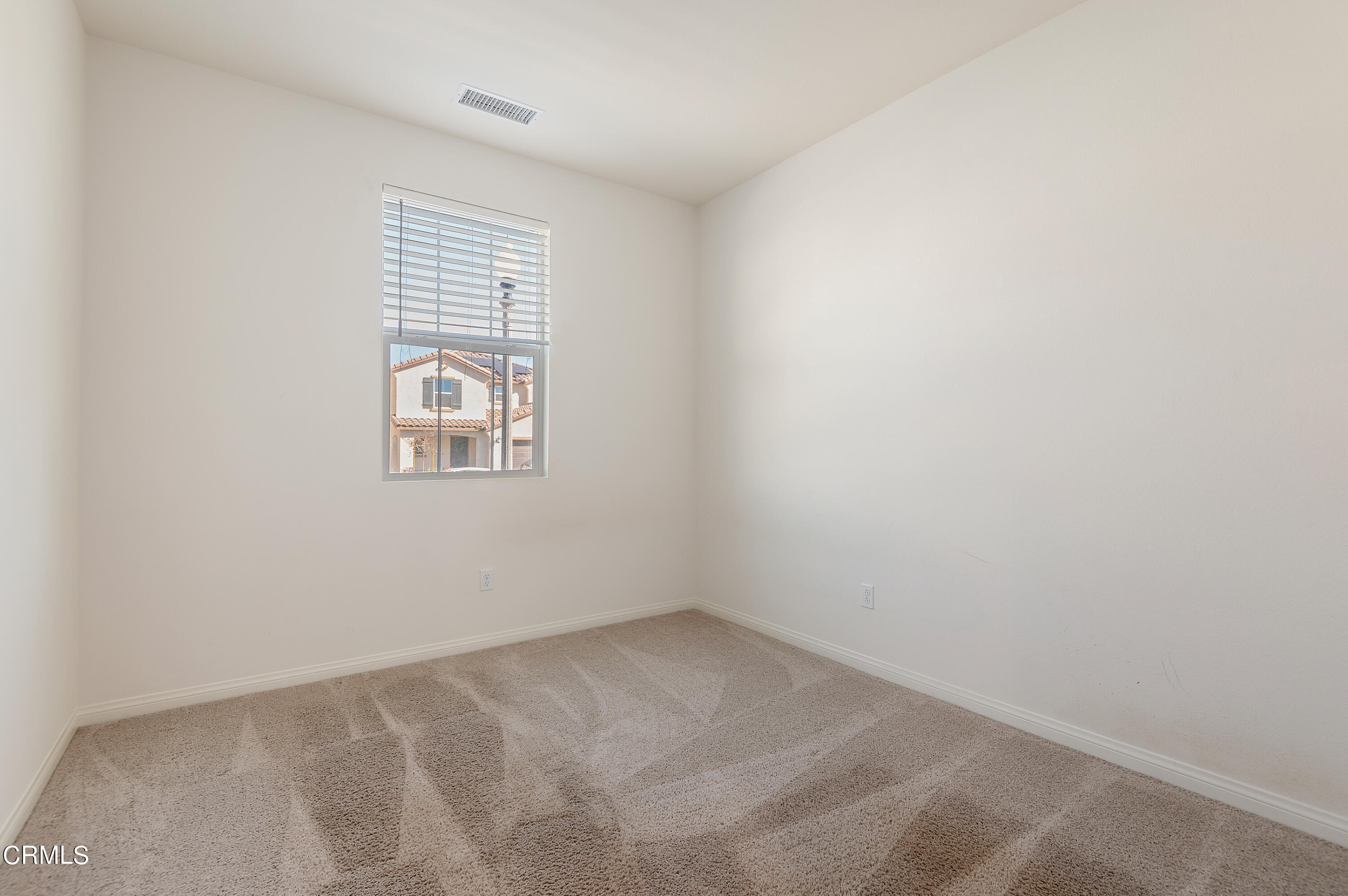 438 Lisbon Place Santa Paula, CA 93060 - Photo 18 of 24 an empty room with windows