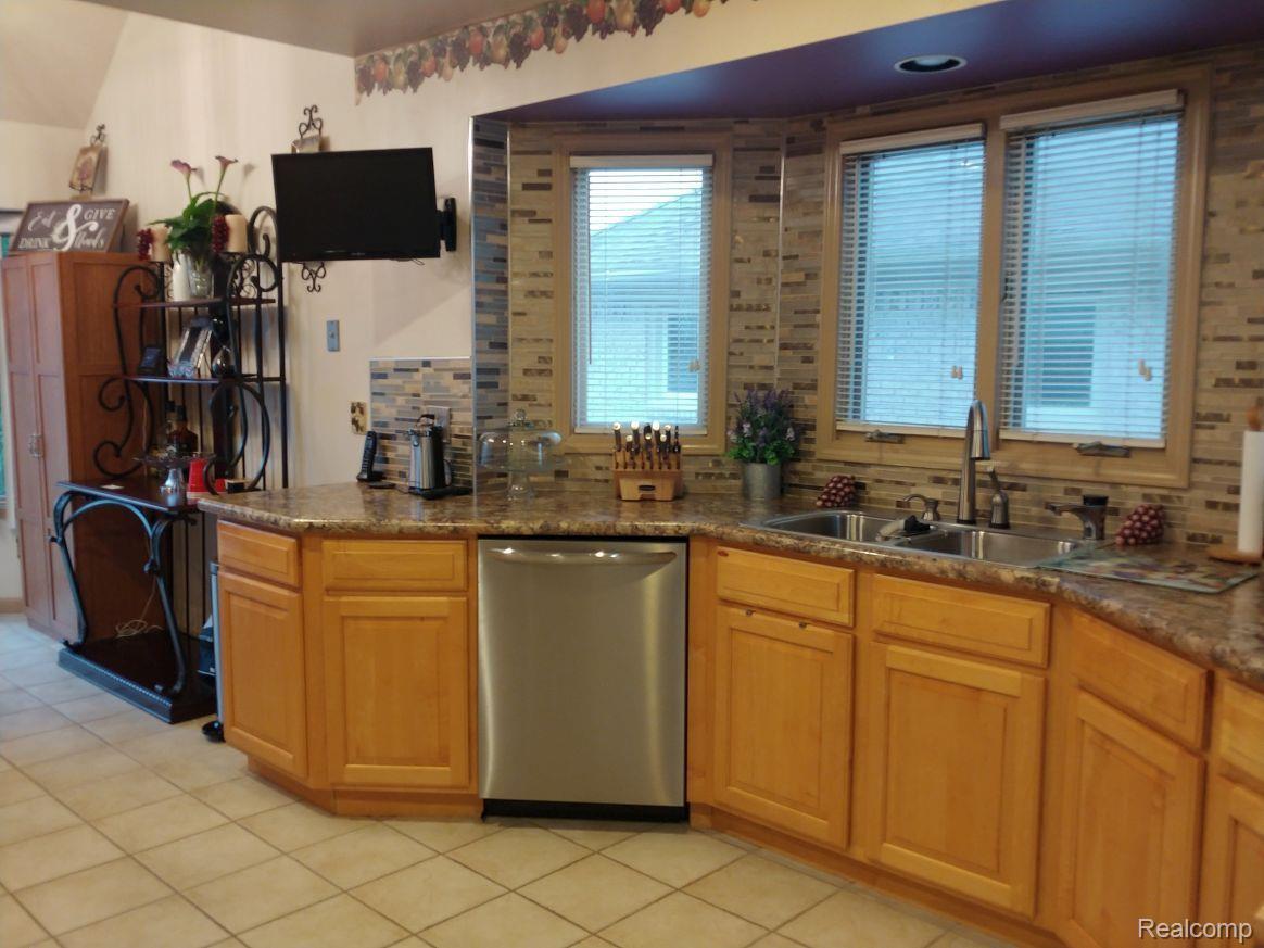 34335 Country Meadow Road New Baltimore, MI 48047 - Photo 10 of 37