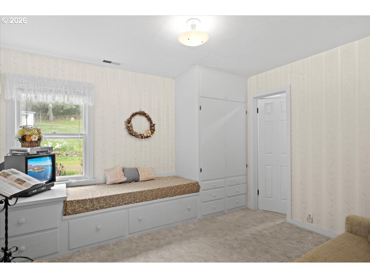 2277 Cougar Creek Road Oakland, OR 97462 - Photo 23 of 34 a living room with hard wood floors