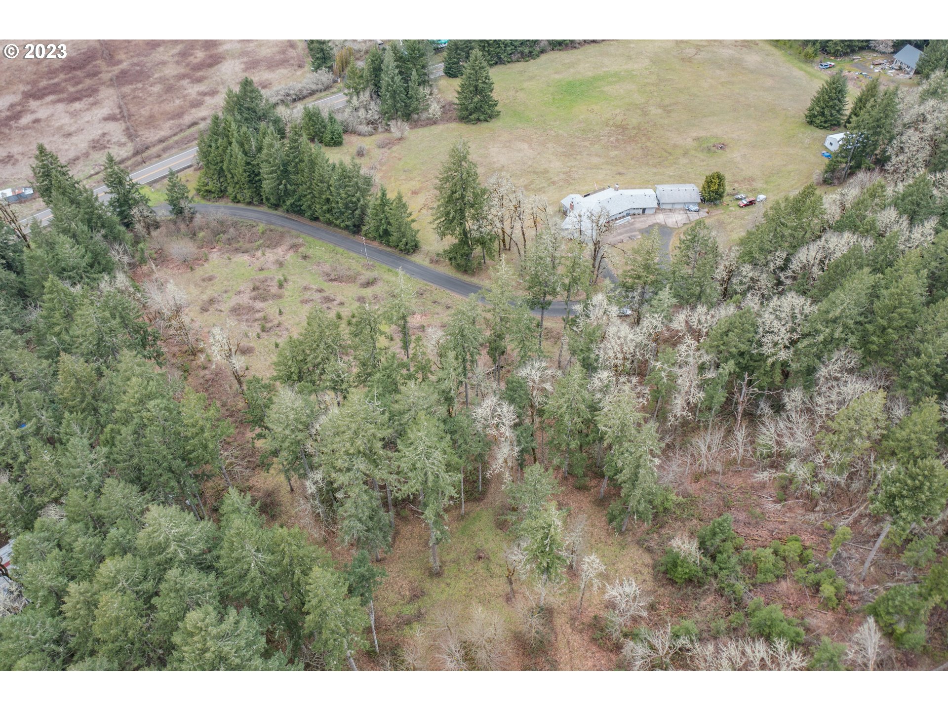 5891 Kings Ridge Road, Unit 1 Dallas, OR 97338 - Photo 28 of 48 a view of a yard with a mountain