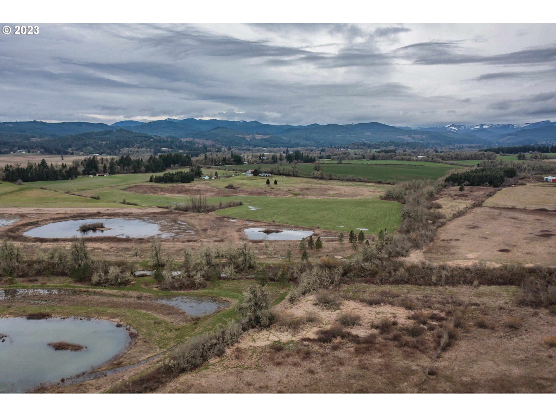5891 Kings Ridge Road, Unit 1 Dallas, OR 97338 - Photo 3 of 48 a view of a town with an ocean