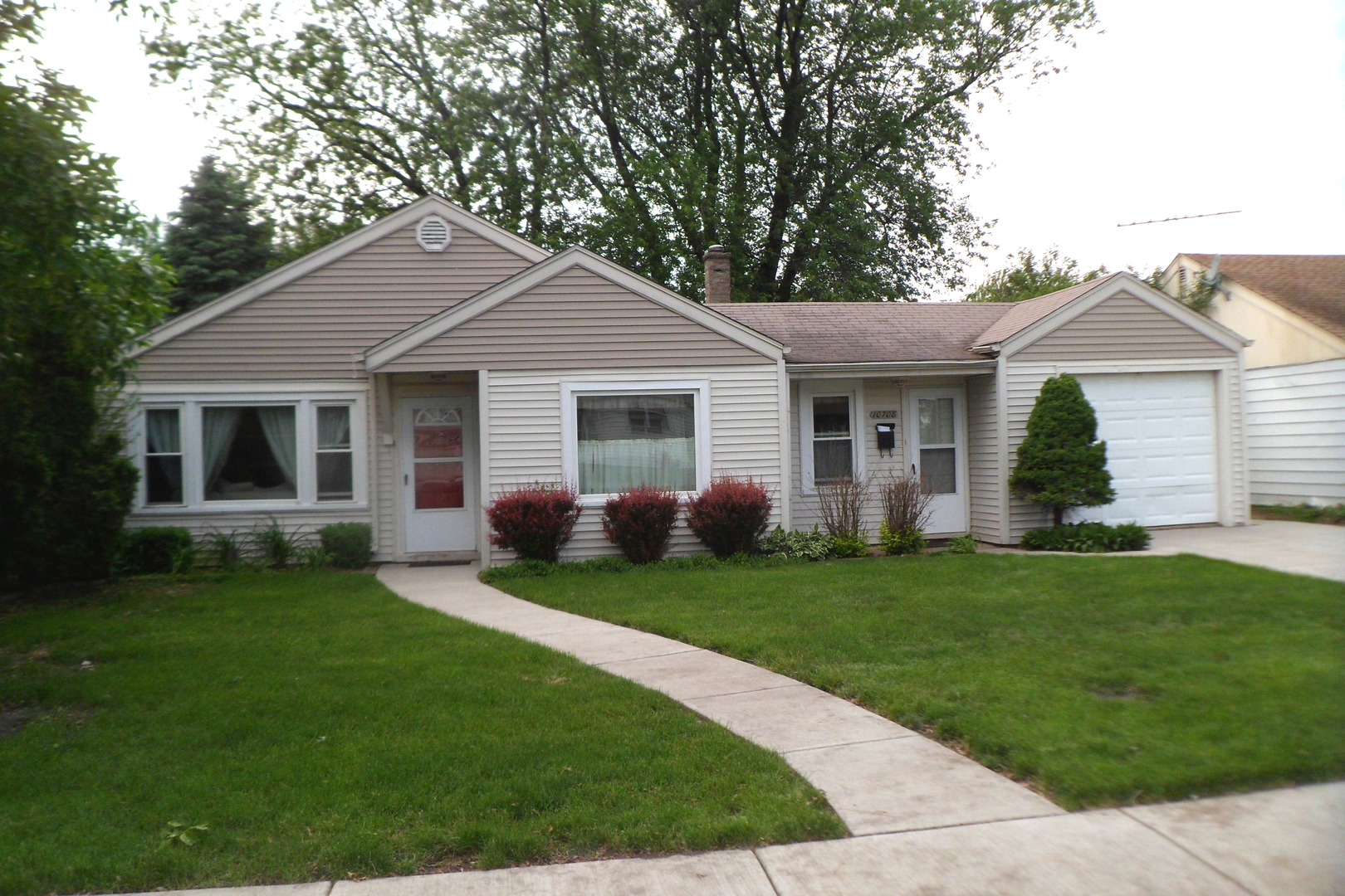 10708 Princess Avenue Chicago Ridge, IL 60415 - Photo 3 of 16 a front view of a house with a garden