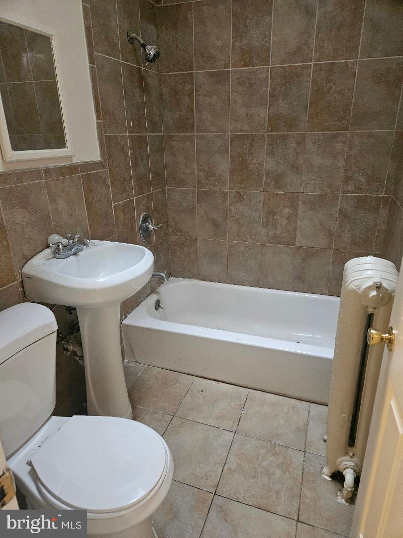 825 Delafield Place Northwest Washington, DC 20011 - Photo 6 of 25 a bathroom with a toilet a sink and bathtub