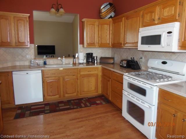 4047 Pne Rdg Drive, Unit 37 Dryden, MI 48428 - Photo 4 of 18 4047 Pine Ridge kitchen.jpg