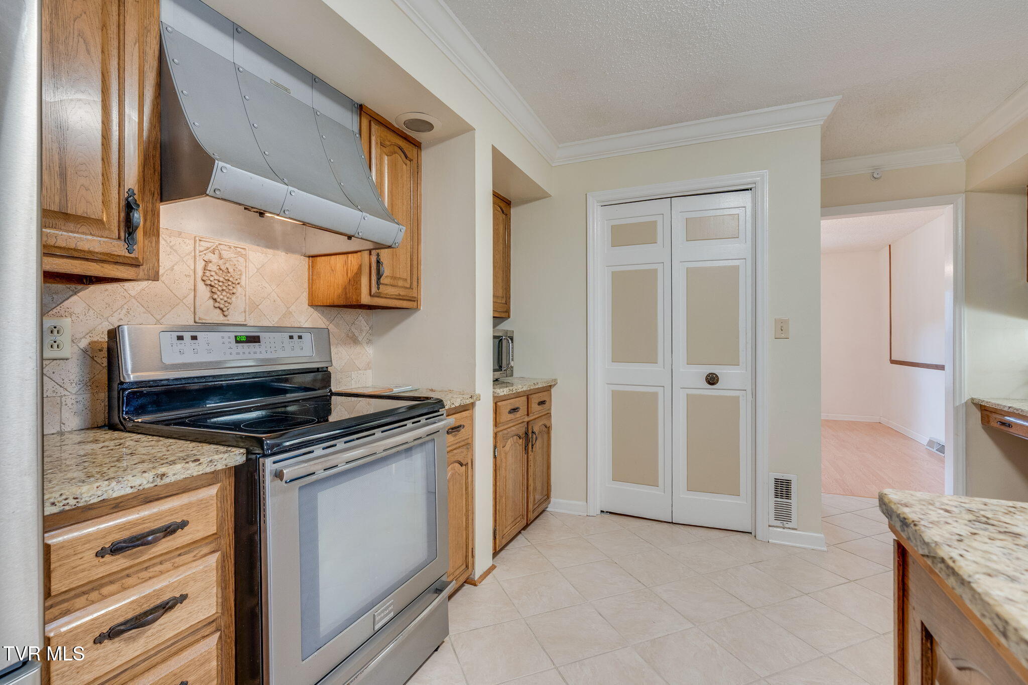 557 Valley Avenue Erwin, TN 37650 - Photo 13 of 63 009