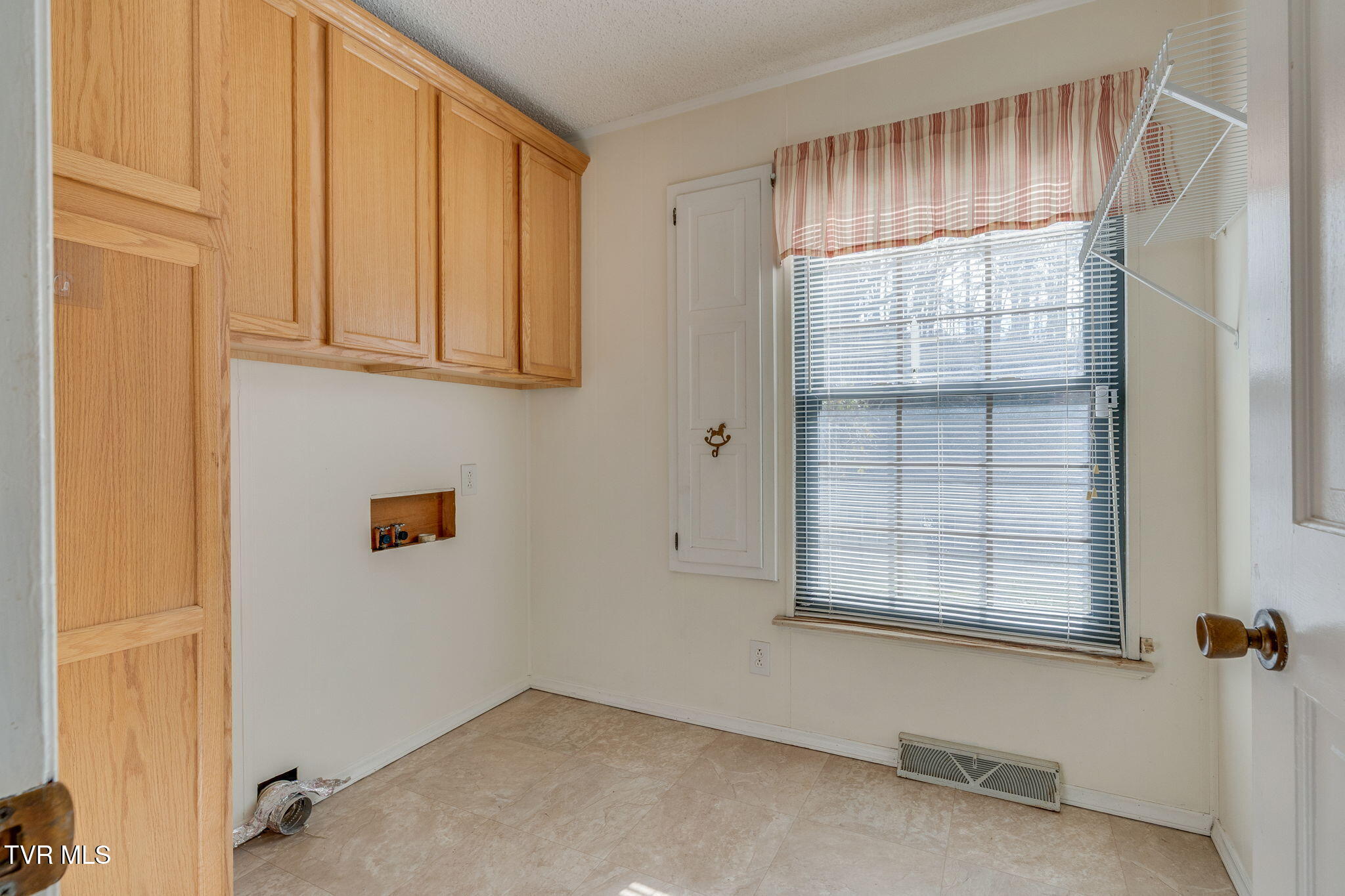 557 Valley Avenue Erwin, TN 37650 - Photo 25 of 66 018