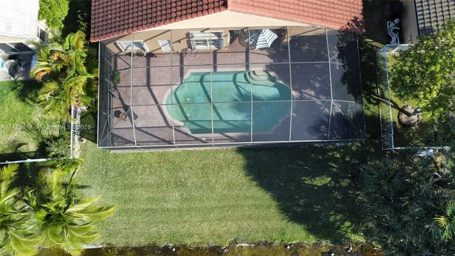 a view of a backyard