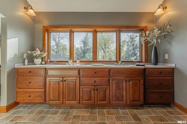 $475,000 | 4 Cottonwood Lane, Lincoln, IL 62656