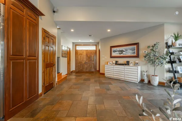$475,000 | 4 Cottonwood Lane, Lincoln, IL 62656