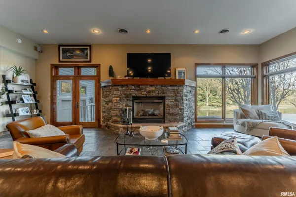 $475,000 | 4 Cottonwood Lane, Lincoln, IL 62656