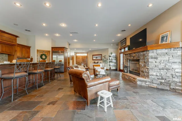 $494,000 | 4 Cottonwood Lane, Lincoln, IL 62656