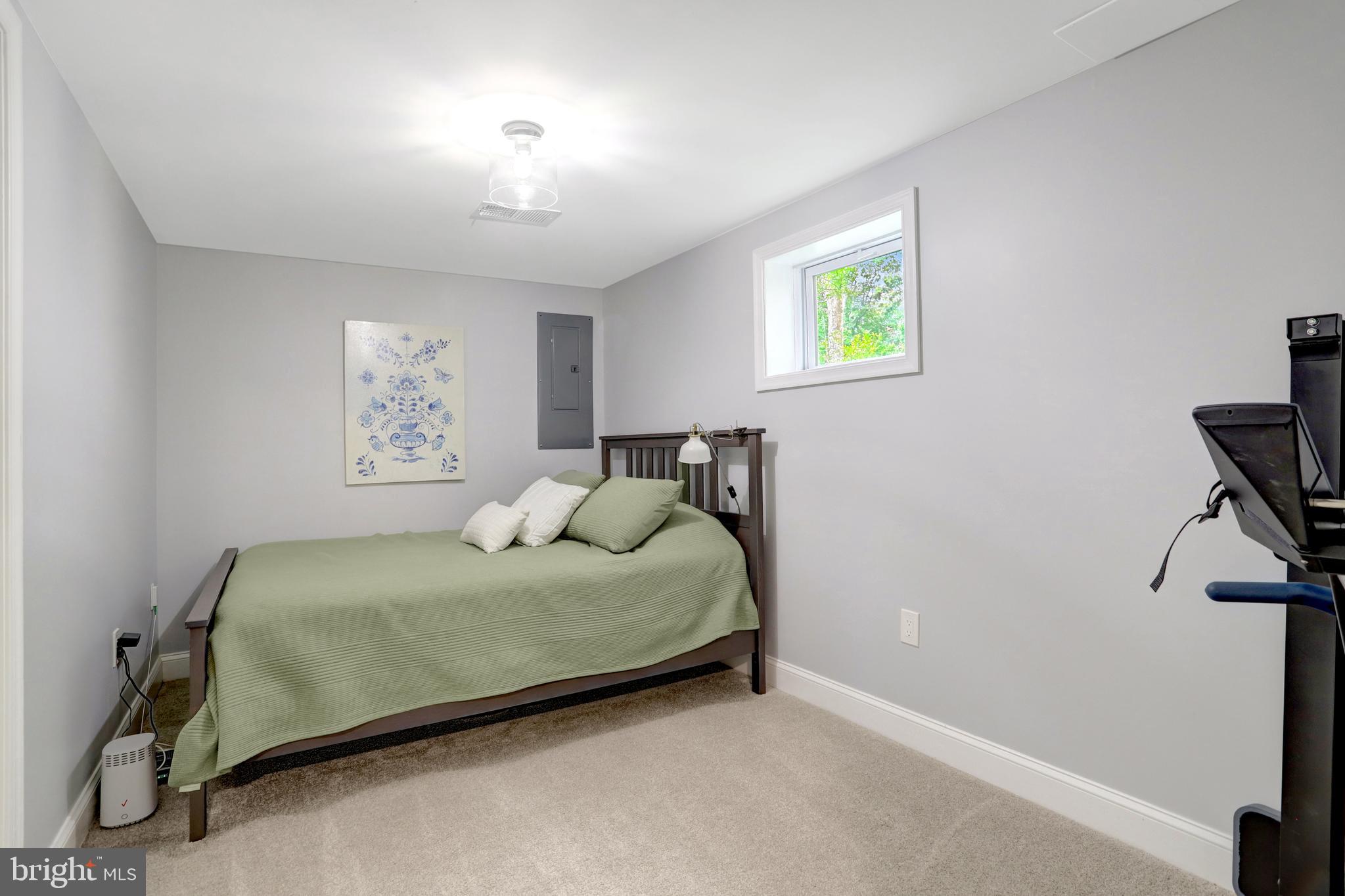 5418 Inverchapel Road Springfield, VA 22151 - Photo 47 of 94 a bedroom with a bed and a desk