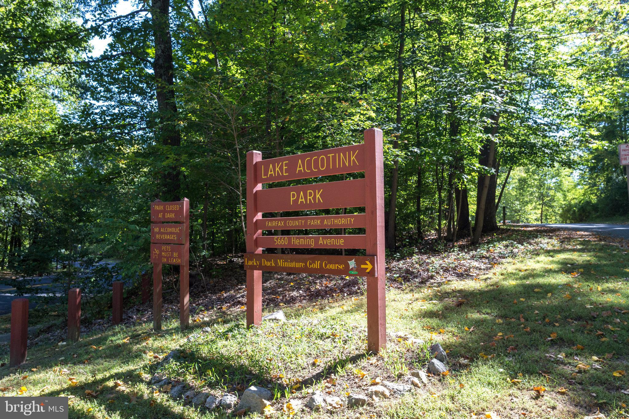 5418 Inverchapel Road Springfield, VA 22151 - Photo 78 of 94 a backyard of a house with lots of green space