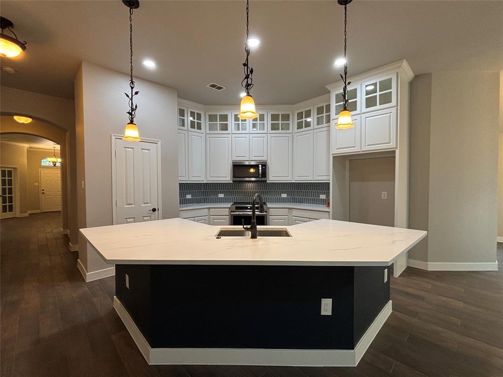 812 Ridge Point Drive Grand Prairie, TX 75052 - Photo 9 of 17 Gallery Image 9
