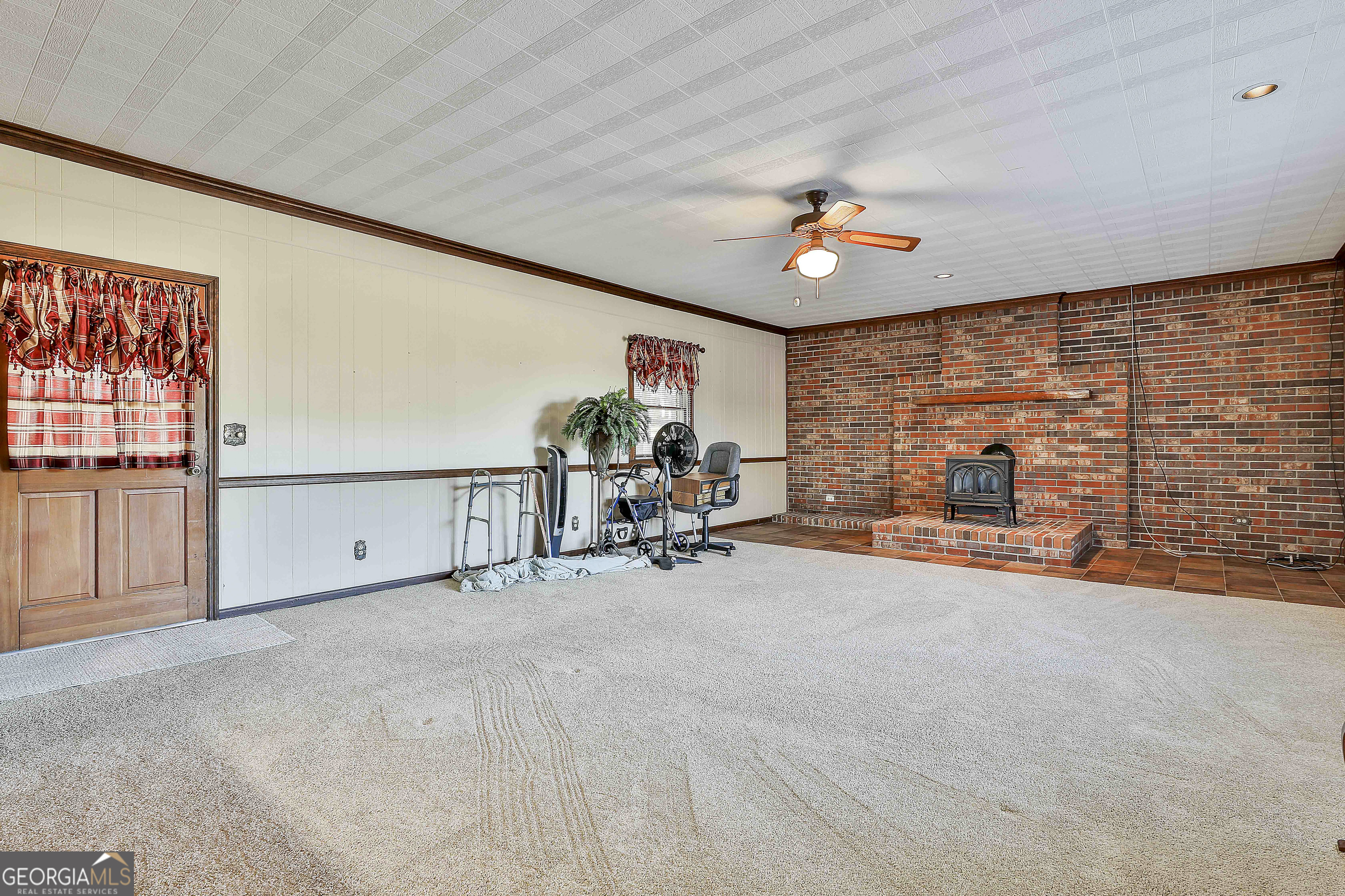 910 Line Creek Road Senoia, GA 30276 - Photo 20 of 56 a view of a livingroom with furniture and a garage