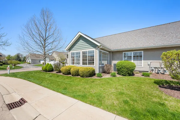 a view of a house with backyard and garden