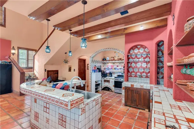 a kitchen that has a lot of cabinets in it