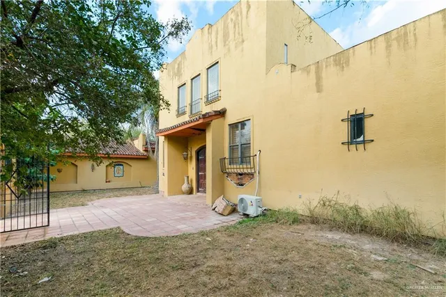 a view of a back yard of the house