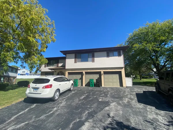$900,000 | 313 Dawn Court, Bloomingdale, IL 60108