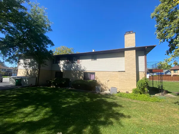 $900,000 | 313 Dawn Court, Bloomingdale, IL 60108