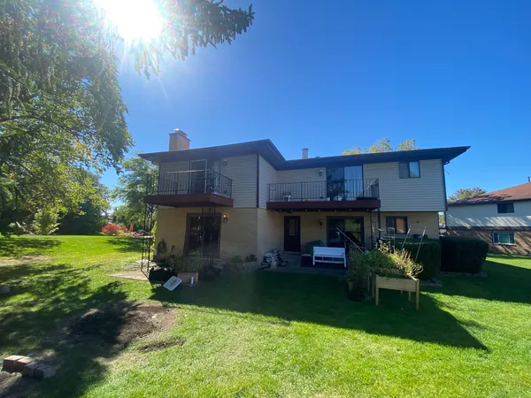 $900,000 | 313 Dawn Court, Bloomingdale, IL 60108