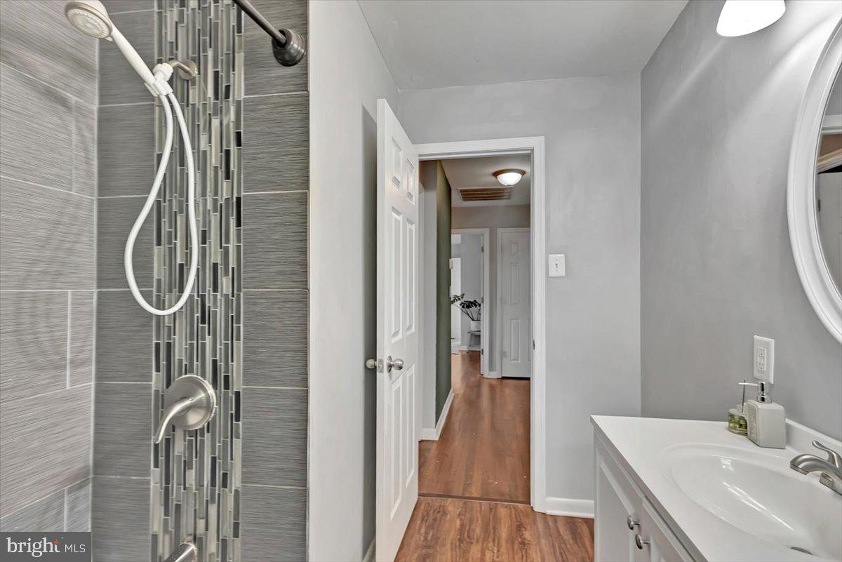 918 Shelley Road Towson, MD 21286 - Photo 17 of 41 Upper level full bath