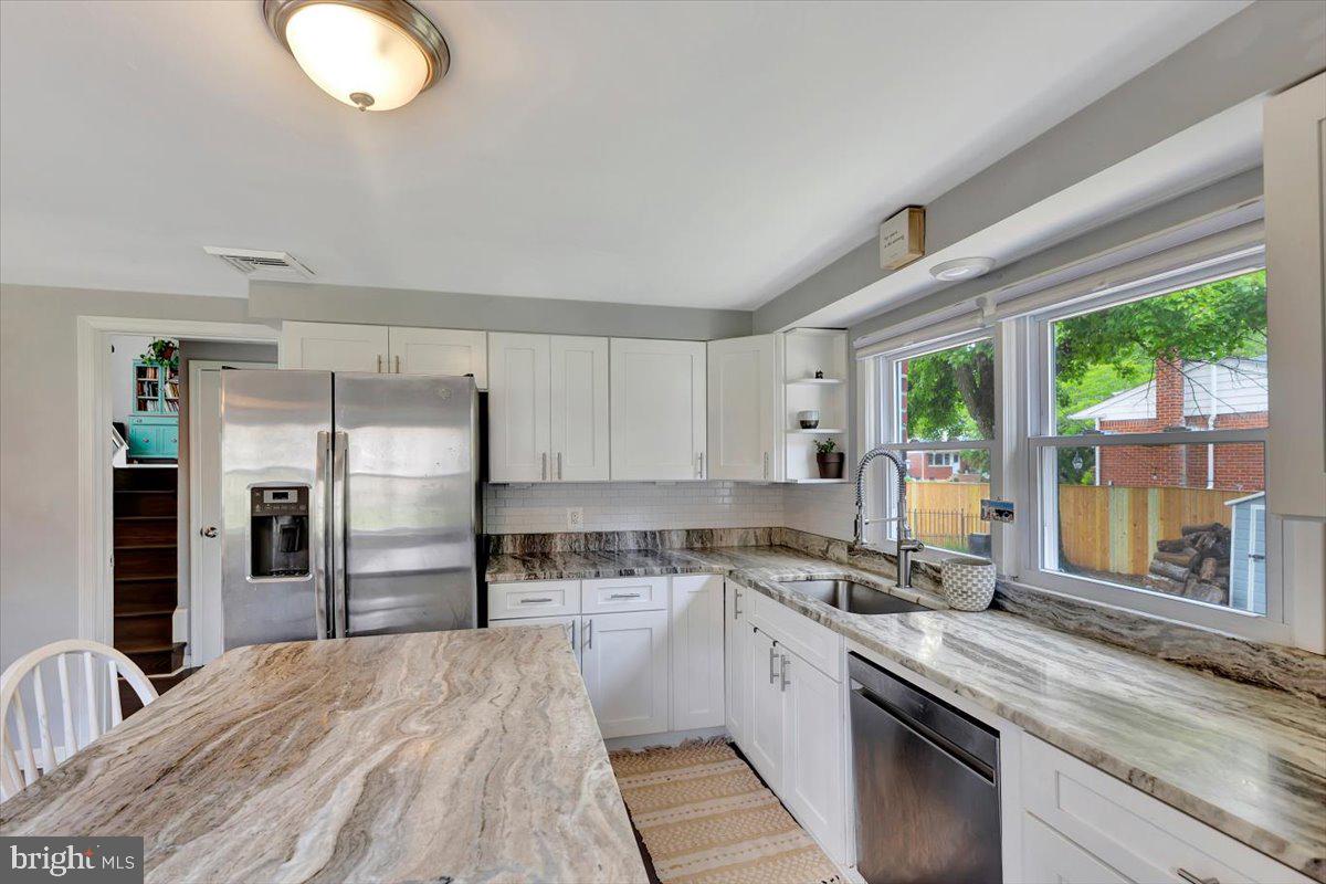 918 Shelley Road Towson, MD 21286 - Photo 18 of 41 Large kitchen with island & granite tops