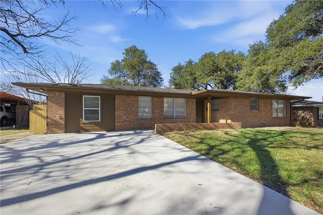 $2,200 | 212 Helena Street, Bryan, TX 77801