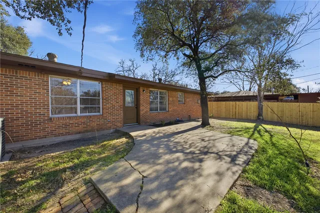 $2,200 | 212 Helena Street, Bryan, TX 77801