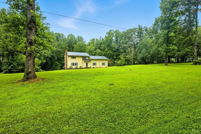 a view of a house with a yard