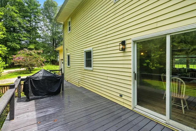 a view of a yard with seating area