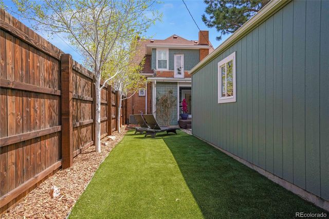 a view of an house with backyard and a garden