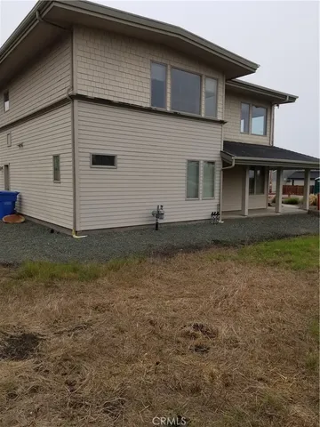 a view of a house with yard