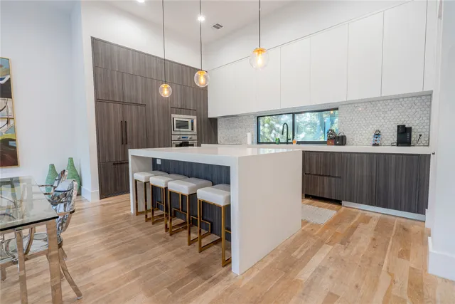 $6,000 | 709 Memorial Heights Drive, Houston, TX 77007