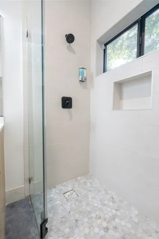 $6,000 | 709 Memorial Heights Drive, Houston, TX 77007