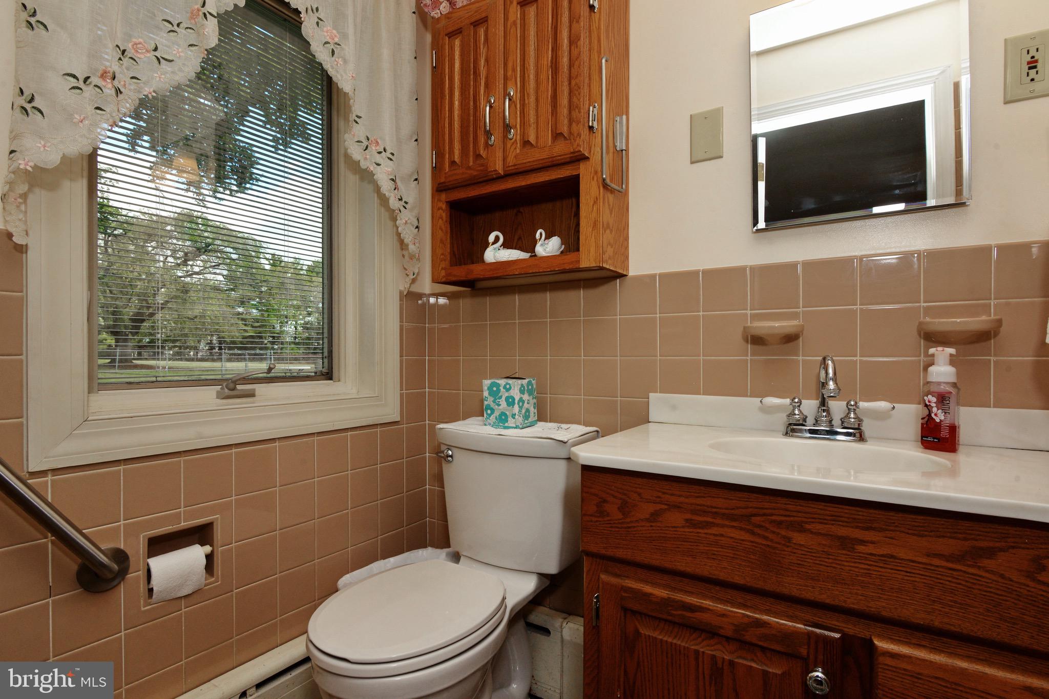 449 Landis Road Harleysville, PA 19438 - Photo 25 of 46 Powder Room