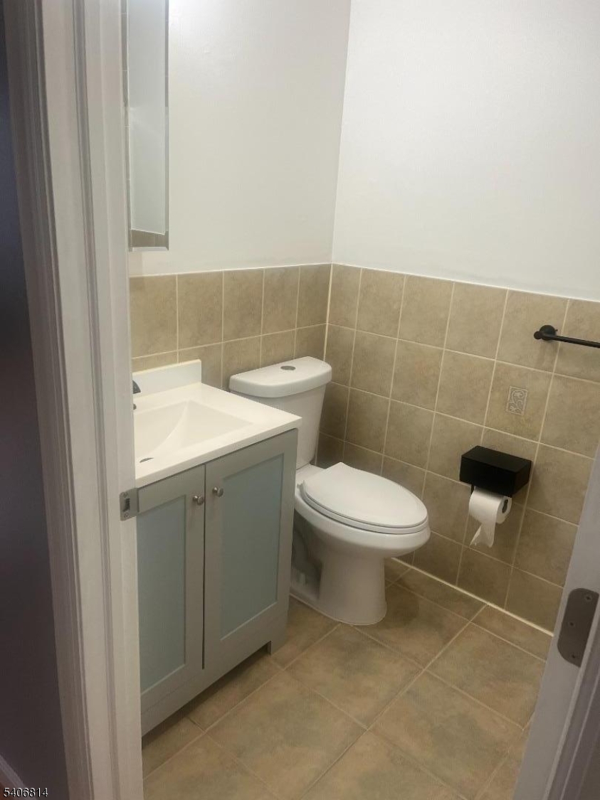 710 27th Street Union City, NJ 07087 - Photo 11 of 22 a bathroom with a toilet a sink and a mirror