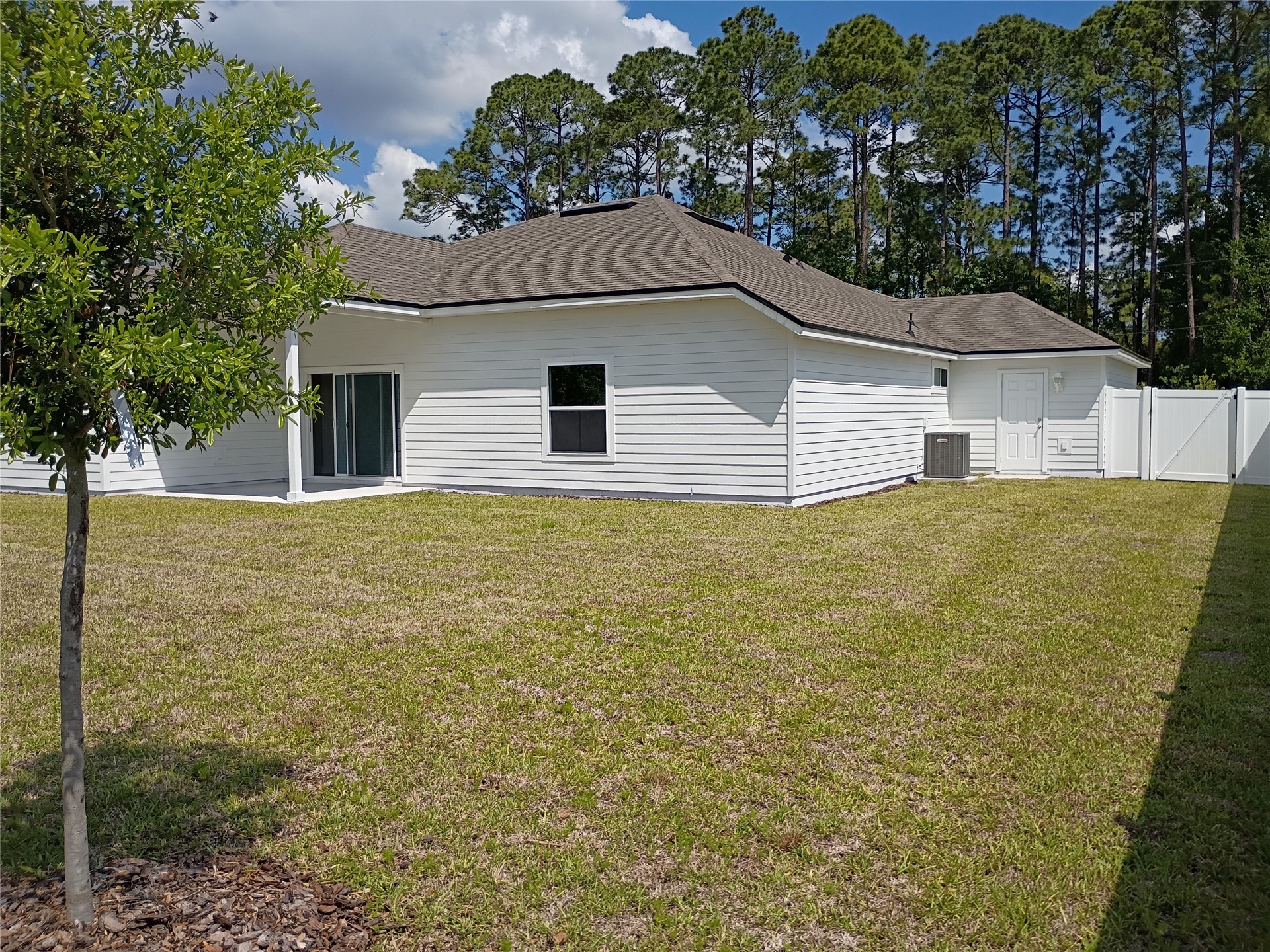 96052 Pirates Bluff Road Yulee, FL 32097 - Photo 3 of 22 a house that has a tree in front of it