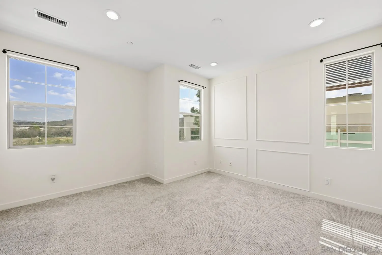 429 Lake Shore Way Santee, CA 92071 - Photo 17 of 26 an empty room with windows