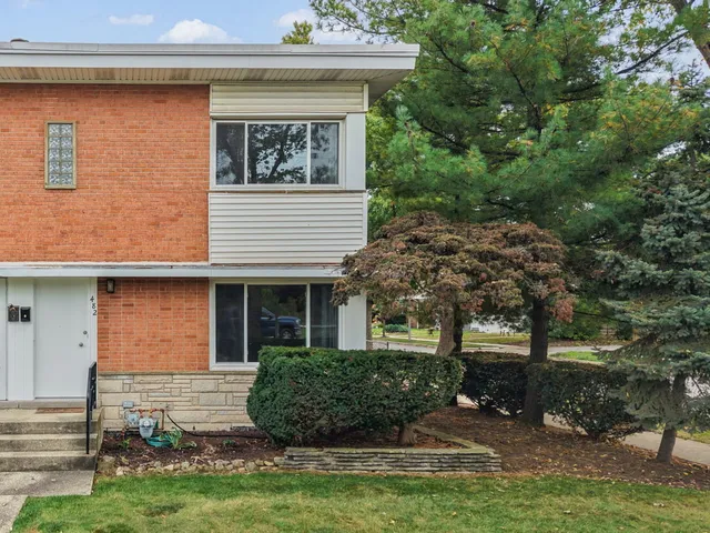 $2,400 | 482 East Vallette Street, Elmhurst, IL 60126