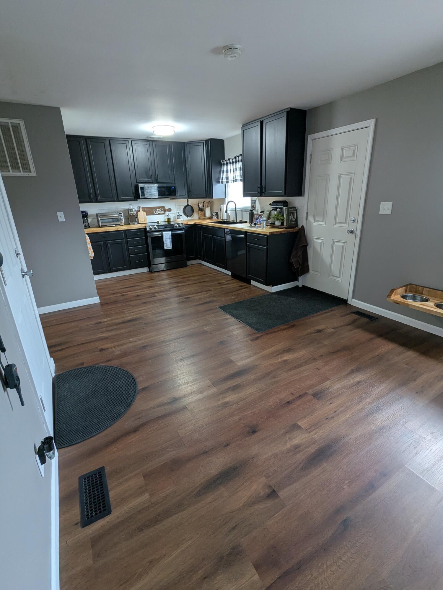 372 Redmond Road Columbus, OH 43228 - Photo 7 of 26 Kitchen